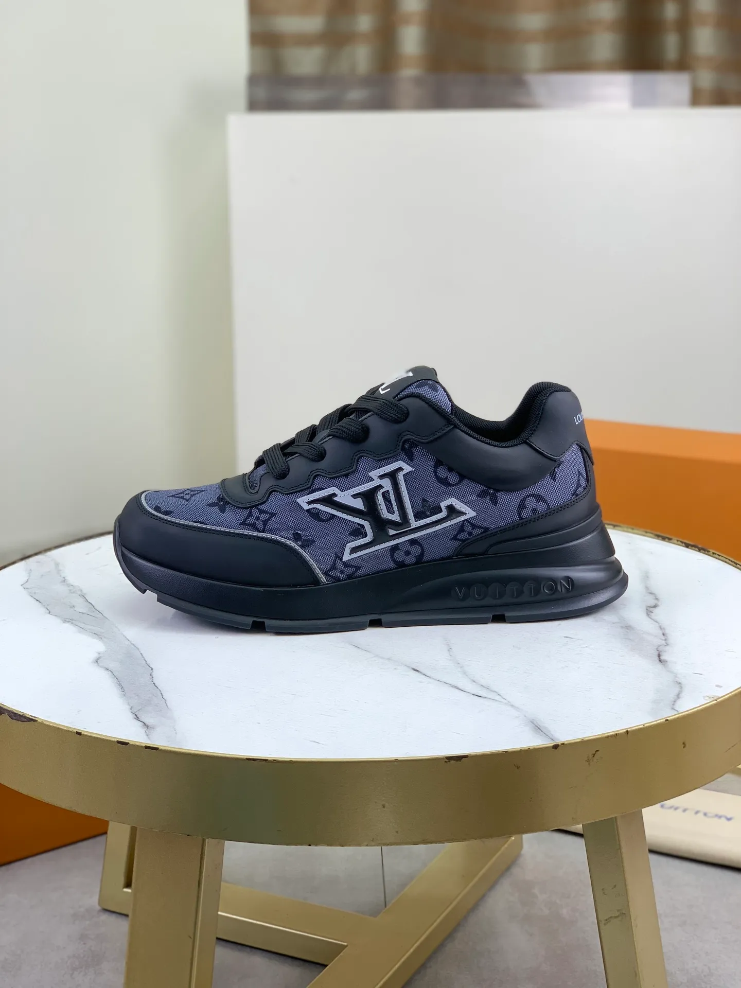 Factory price P700 💶 Top version [LOUIS VUITTON] Couple 🧑‍🤝‍🧑 Craftsman style Counter series (original order) New style 🍀LV Louis Vuitton - top version LV classic high-top trendy shoes! Made of imported original craft calfskin, original breathable lining, and original wear-resistant, lightweight, high-end TPU outsole! High quality products! 3️⃣ colors available, code numbers: female 35-39, male 39-44 (female 40, male 45 46 customized)